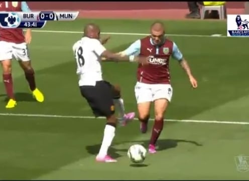 VIDEO: 2 pha bóng mất pen gây tranh cãi trận MU - Burnley